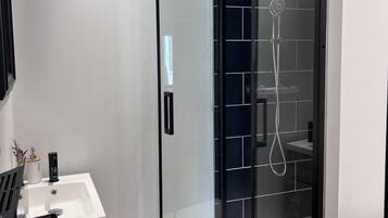 Dusche, Haartrockner, Handtücher, Seife
