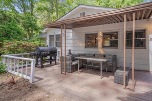 Outdoor dining - Duke-Raleigh Hospital - Six Forks Residence (Raleigh)