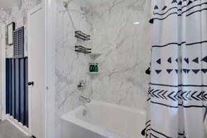 Séchoir à cheveux, serviettes fournies, savon, shampooing