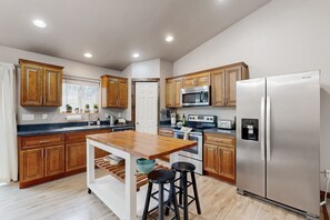 Fridge, microwave, oven, stovetop - Dog-friendly home with deck & firepit, walk to 500+ acres of off-leash trails (Whitefish)