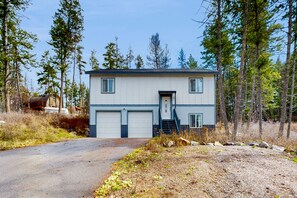Exterior - Dog-friendly home with deck & firepit, walk to 500+ acres of off-leash trails (Whitefish)