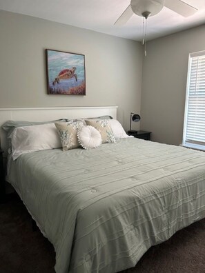 2 bedrooms, desk, iron/ironing board, free WiFi - Cozy, Coastal Retreat! Minutes from Parris Island! (Port Royal)