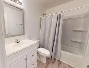 Hair dryer, towels, soap, shampoo - Cozy, Coastal Retreat! Minutes from Parris Island! (Port Royal)