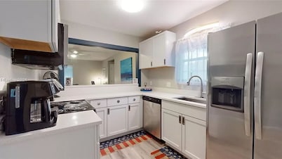 Cozy, Coastal Retreat! Minutes from Parris Island!