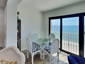Apartment, Mehrere Betten, Küche, Meerblick (Gulf Tower #12C - No Pets Allowed) | Speisen