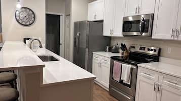 Microondas, horno, placa de cocina y lavavajillas