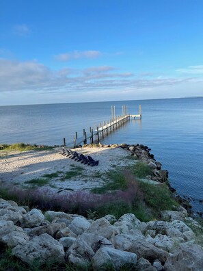 Tæt på stranden, liggestole, badehåndklæder
