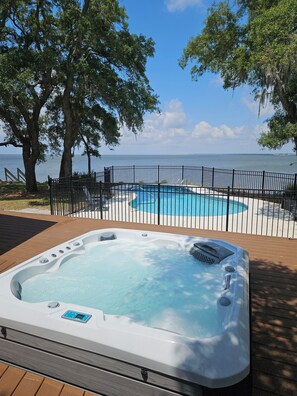 Outdoor spa tub - Best on Bay! More than a Beach House- IT IS YOUR DESTINATION. Now with new pier! (Eastpoint)