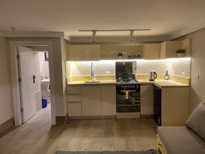 Refrigerador, horno, parrilla de estufa y cafetera y tetera