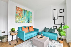 Deluxe Apartment | Living room | Smart TV - North Road New Luxe Flats with Parking (Cardiff)