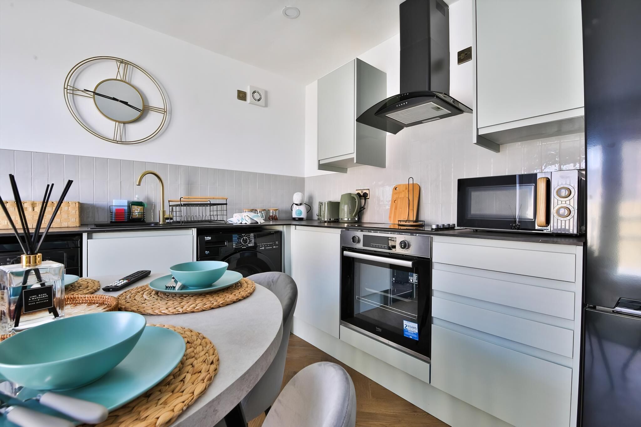 City-Apartment | Eigene Küche | Mikrowelle, Ofen, Herdplatte, Wasserkocher mit Kaffee-/Teezubehör