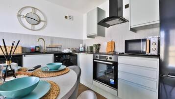 City-Apartment | Eigene Küche | Mikrowelle, Ofen, Herdplatte, Wasserkocher mit Kaffee-/Teezubehör