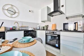 City Apartment | Private kitchen | Microwave, oven, stovetop, coffee/tea maker - North Road New Luxe Flats with Parking (Cardiff)