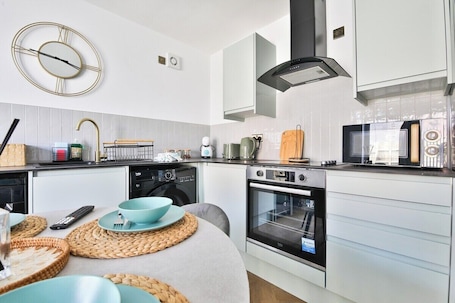 City Apartment | Private kitchen | Microwave, oven, stovetop, coffee/tea maker