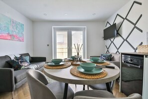 City Apartment | Dining - North Road New Luxe Flats with Parking (Cardiff)