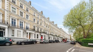 A row of terraced houses with a tree on the right. - Exceptional 2 bed, 2 bath, South Ken Apt (London)