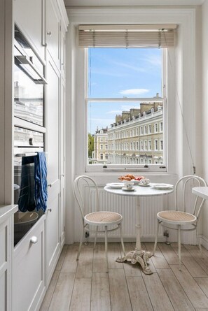 Dining - Exceptional 2 bed, 2 bath, South Ken Apt (London)