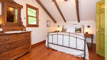 3 habitaciones, escritorio, tabla de planchar con plancha y wifi gratis