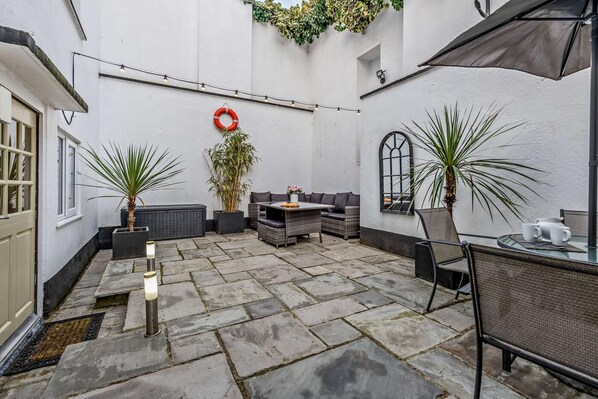 Outdoor dining - 4 Bed in Teignmouth (oc-l28419) (Teignmouth)