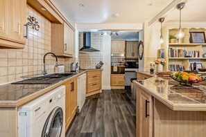 Microwave, oven, dishwasher, high chair - 4 Bed in Teignmouth (oc-l28419) (Teignmouth)