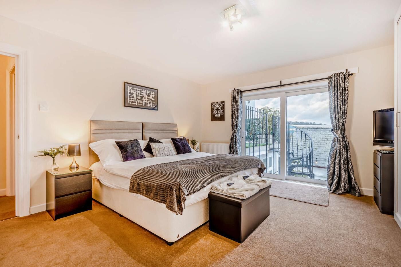 4 bedrooms, travel cot, free WiFi, bed sheets