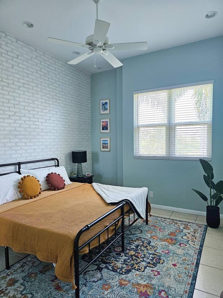 The Caddyshack 2/2 w course view; 5 mins to beach St. Petersburg Vrbo