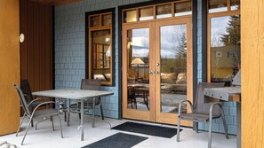 Outdoor dining - Charming 2-bedroom condo! (Rossland)