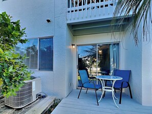 Apartamento, varias camas, patio (Island Home #102 - No Pets Allowed) | Restaurante al aire libre
