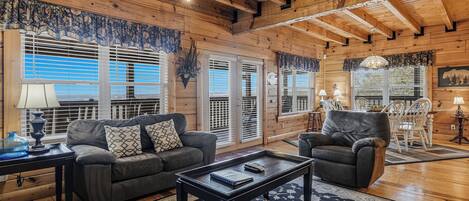 Fernseher, Kamin, DVD-Player