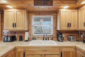 Fridge, microwave, oven, stovetop - The Pigeon Forge Attraction Destination Vacation (PIGEON FORGE)