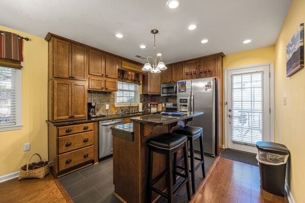 雪櫃、微波爐、焗爐、爐具