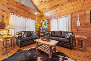 Una Smart TV, una chimenea, un reproductor de DVD