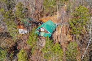 Exterior - Getting Into The Vacation Groove (GATLINBURG)