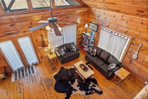 Smart TV, chimenea y reproductor de DVD 