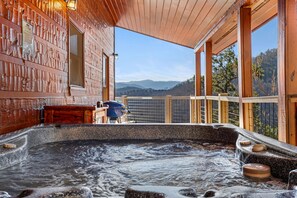 Outdoor spa tub - You Won't Be Able To Stay Away (PIGEON FORGE)