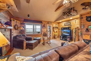 Smart TV, fireplace - Easy Access Roads and Easy Access Cabin (see amenities) (SEVIERVILLE)