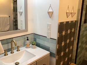 Suihku, hiustenkuivaaja, pyyhkeet, saippua