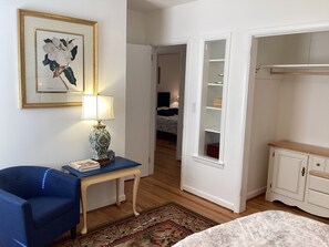 3 makuuhuonetta, tallelokero huoneessa, työpöytä, silitysrauta/-lauta