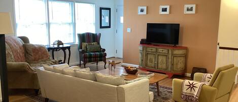 スマートテレビ、暖炉、書庫