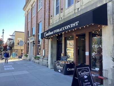  beautiful renovated, comfy, mature garden fire pit, quiet neighborhood in Hendo