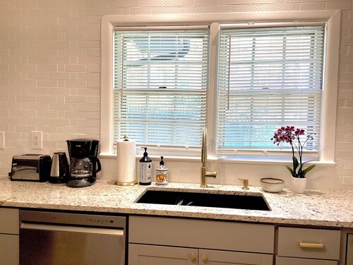  beautiful renovated, comfy, mature garden fire pit, quiet neighborhood in Hendo