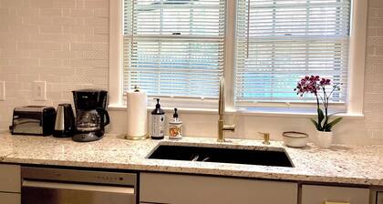 beautiful renovated, comfy, mature garden fire pit, quiet neighborhood in Hendo