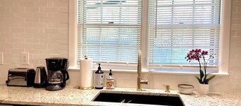 beautiful renovated, comfy, mature garden fire pit, quiet neighborhood in Hendo