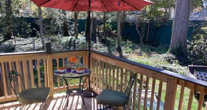 beautiful renovated, comfy, mature garden fire pit, quiet neighborhood in Hendo