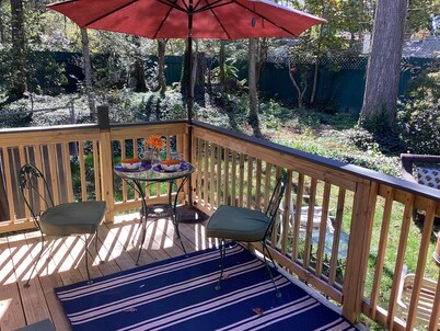  beautiful renovated, comfy, mature garden fire pit, quiet neighborhood in Hendo