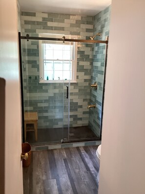 Een douche, een haardroger, handdoeken, zeep