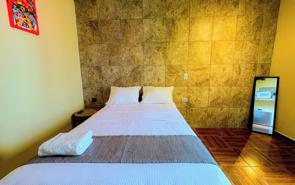 1 chambre, fer et planche à repasser, draps fournis