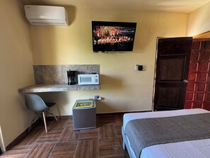 1 chambre, fer et planche à repasser, draps fournis