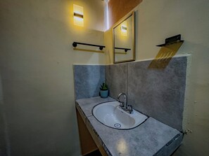 Douche, sèche-cheveux, serviettes fournies, savon