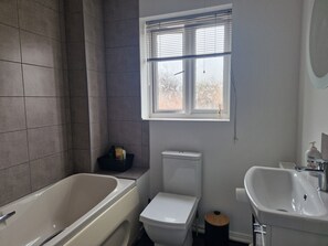 บ้านพัก | ห้องน้ำ | ฝักบัวในอ่างอาบน้ำ, อ่างอาบน้ำแบบแช่ตัว, ผ้าเช็ดตัว